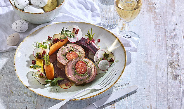 Velikonoční jehněčí roláda: Recept na velikonoční hostinu s vinnou omáčkou