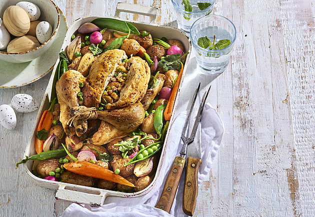 Velikonoční kuře z jednoho pekáče: Recept s nádivkou a jarní zeleninou