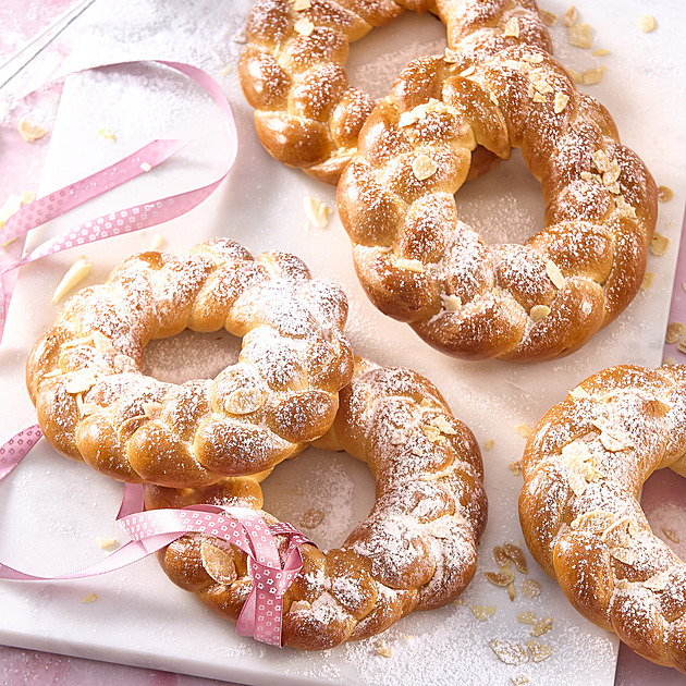 Velikonoční věnečky: Kynutý moučník s mandlemi a rozinkami