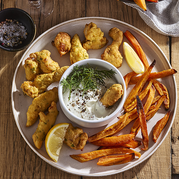Domácí kuřecí kousky a batátové hranolky: Zdravější verze s jogurtovým dipem