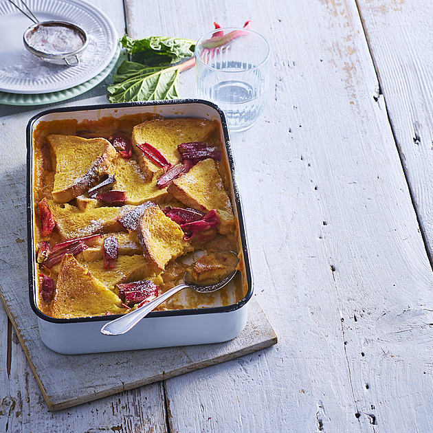 Šťavnatá žemlovka s rebarborou a pudinkem: Recept na extra šťavnatý dezert