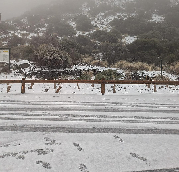 Tenerife zasypal sníh a řádí tam vítr. Úřady varují před narušením letecké dopravy