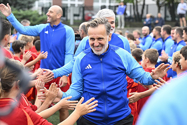 Poborský zaběhl při maratonu v Římě rekord. Hodil by se vozík, žertoval v cíli Poborský zaběhl při maratonu v Římě rekord. Hodil by se vozík, žertoval v cíli