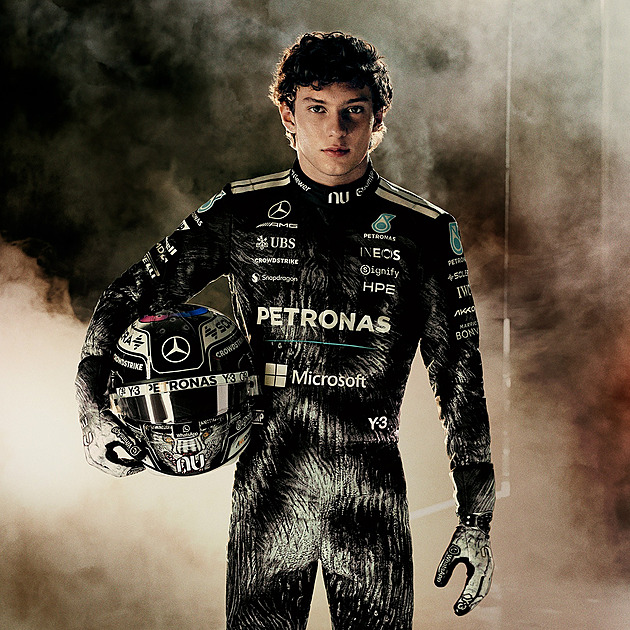 Malovali v nich snad něco? Fanoušci si utahují z nových kombinéz Mercedesu