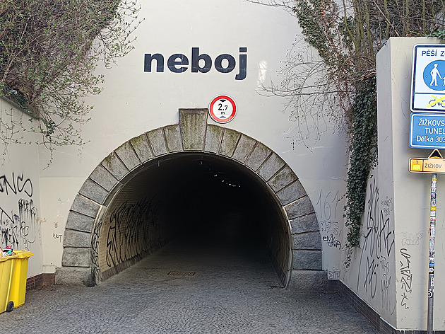 Pravidla se tu nedodržují. Po nehodě v Žižkovském tunelu chce radnice úpravy