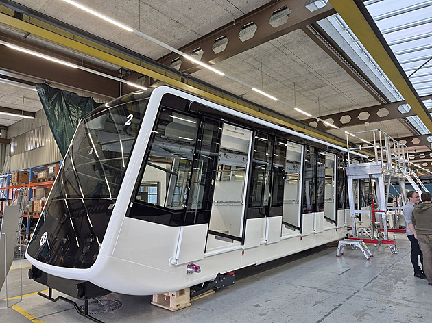 VIDEO: Nové vozy pro petřínskou lanovku jsou už v Česku. Brzy je posadí na trať