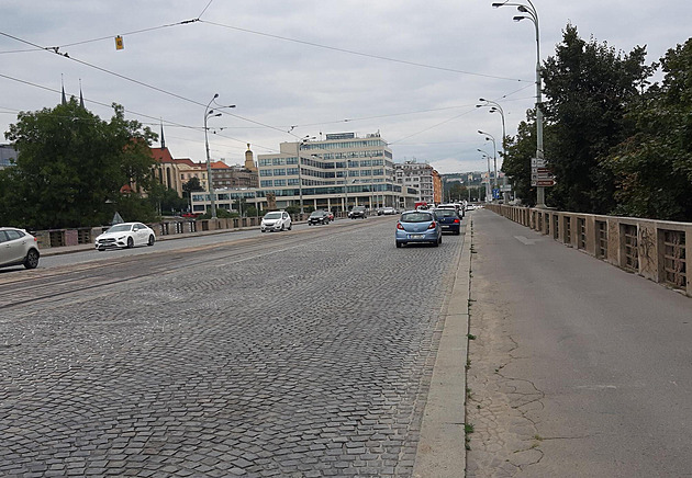 Řidiči ignorovali značky. Na Hlávkově mostě tak velká auta čeká změna