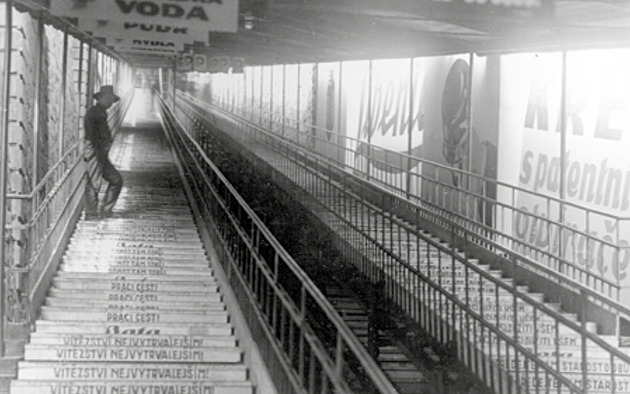 První eskalátor u nás před 100 lety vozil hlavně fotbalové fandy. Byl ale poruchový