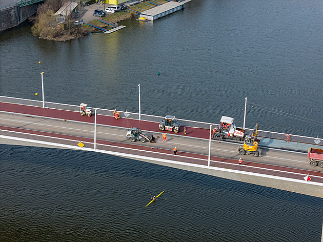 Takto vypadá Dvorecký most z výšky. Díky barvě chodníků je už nepřehlédnutelný