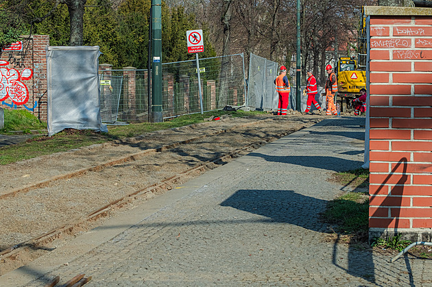 U Hradu se mění problematická zastávka i místo, kde se tramvaje a auta těsně míjely