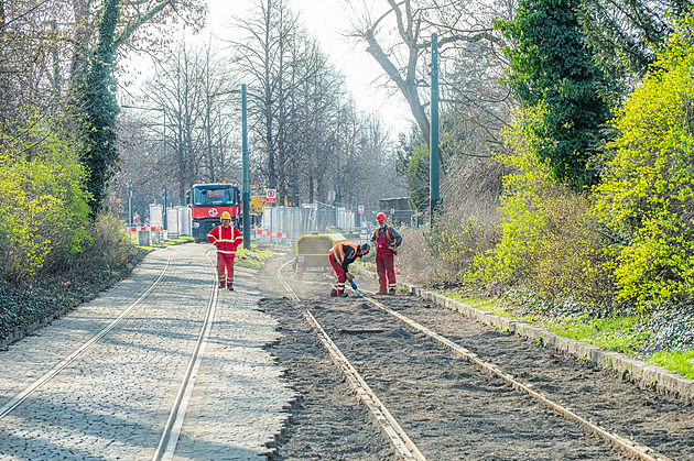 U Hradu se mění problematická zastávka i místo, kde se tramvaje a auta těsně míjely
