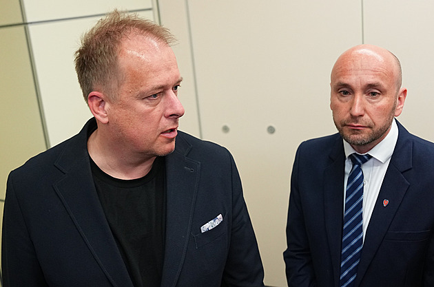 Rozhodnutí potrvá. Etická komise výsledky korupční kauzy v dalších týdnech nečeká