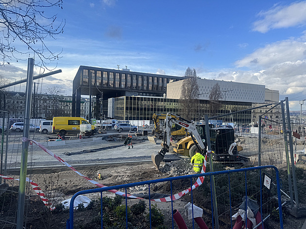 Jako dopravní bludiště. Rozkopaná Vinohradská třída komplikuje život Pražanů