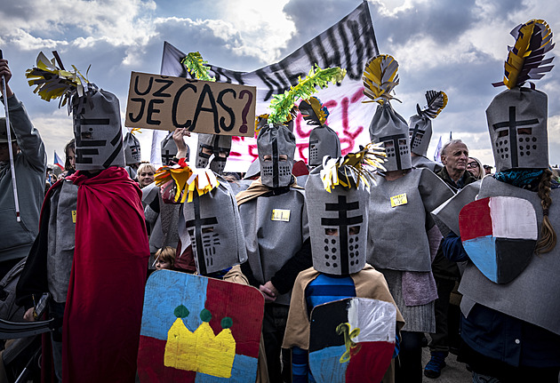 Plná Letná a velké otazníky. Achillovou patou demonstrace je prázdný opoziční trůn