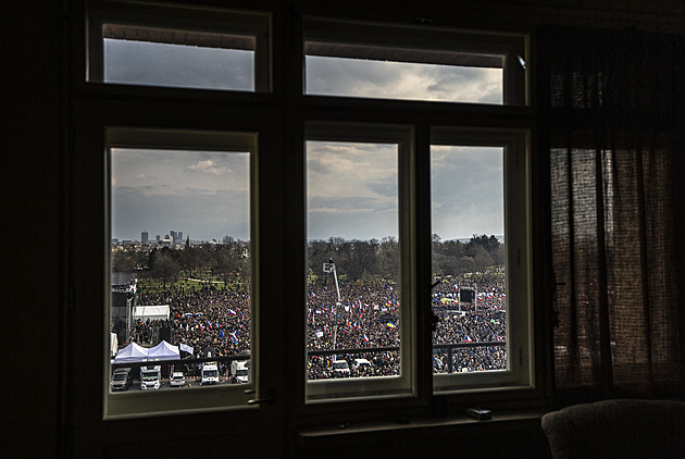 OBRAZEM: Statisíce lidí, transparenty a přání Svěrákovi. Zde jsou momenty Letné