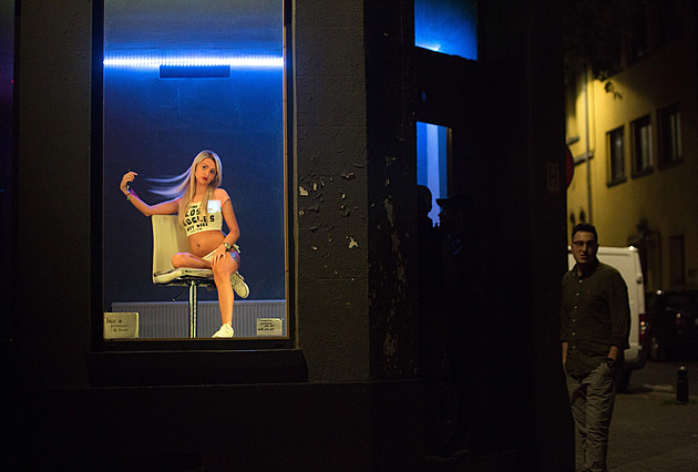 Hnízda neřesti, nahota na prodej. Řada měst je na čtvrtě červených luceren hrdá