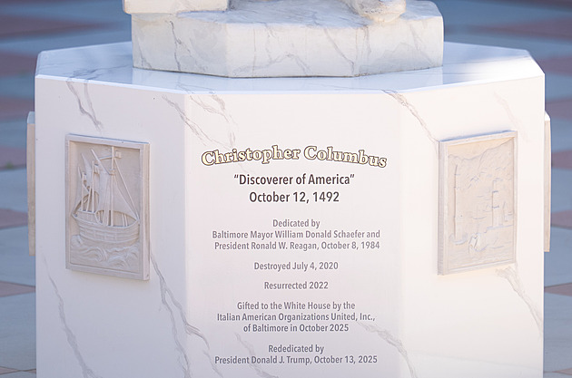 Trump postavil k Bílému domu svrženou sochu Kolumba. Hrdina národa, míní
