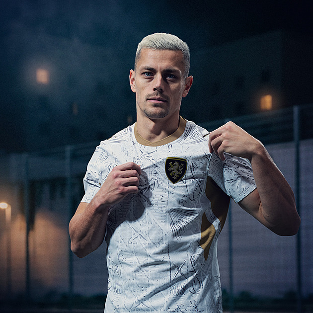 Bílo-zlaté národní dresy. Venkovní variantu inspiroval sklářský průmysl Bílo-zlaté národní dresy. Venkovní variantu inspiroval sklářský průmysl