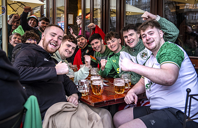 OBRAZEM: Zelené šílenství v Praze. Irští fanoušci vzali centrum města útokem