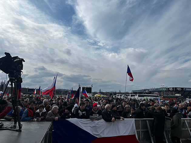 Na Letnou přicházejí první účastníci. Milion chvilek čeká až 400 tisíc lidí Na Letnou přicházejí první účastníci. Milion chvilek čeká až 400 tisíc lidí