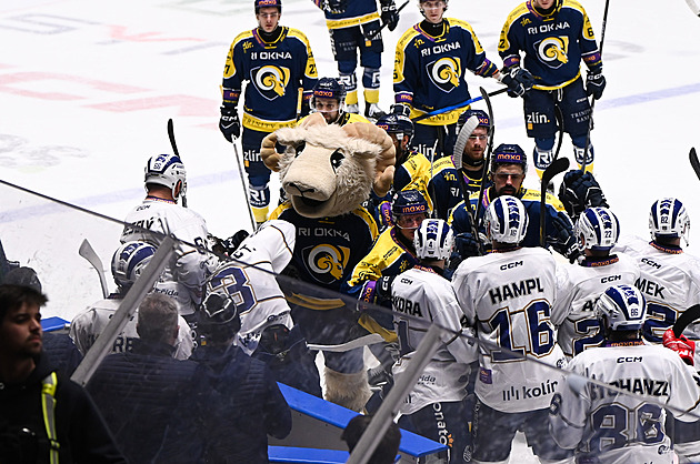 Semifinále Zlína s Kolínem se vyhrotilo. Do závěrečné strkanice se připletl i maskot