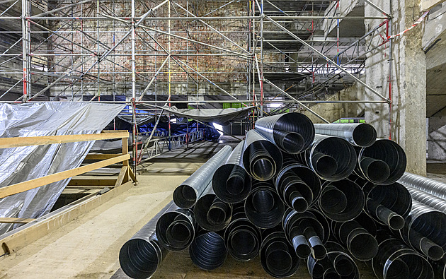 Tady je všechno špatně. Oprava kulturáku postaveného vězni je pro stavaře výzva