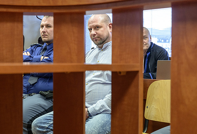 Prodej drog skončil střelbou. Řidiče prchajícího auta chtěl usmrtit, soudí dealera