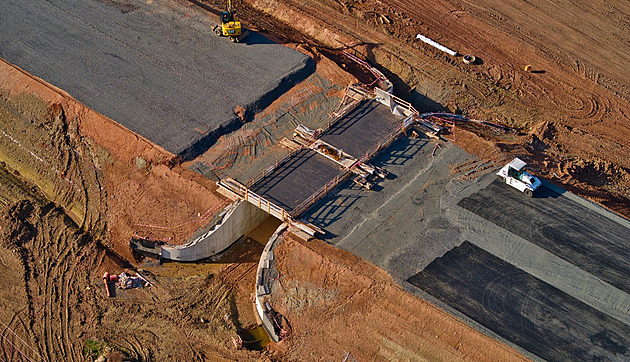 Záběry ukazují výstavbu dálnice D6 z výšky. ŘSD narazilo na velký problém