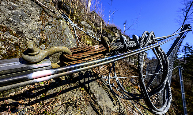 V Českém Švýcarsku opraví zábrany nad Hřenskem, požár mohl snížit jejich pevnost