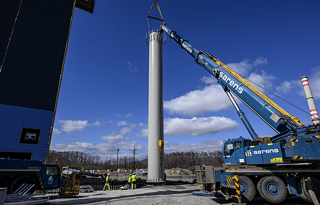 Bude připomínat rybí ocas. Stavaři usazují komín k nové spalovně u Mostu