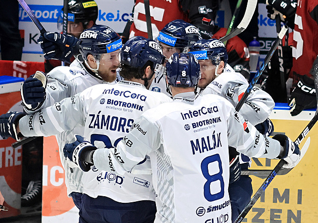 Faul na Kousala? I rozhodčí vědí, že simuloval, štve Jandače. Nedvěd děkoval