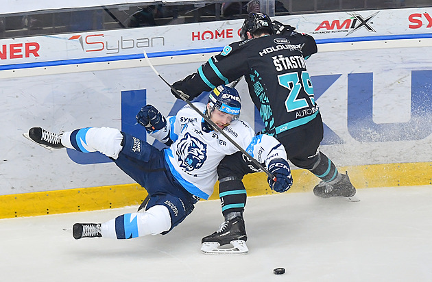 Liberec nepustil karlovarské fanoušky do haly. Prali se mezi sebou, přijela i policie