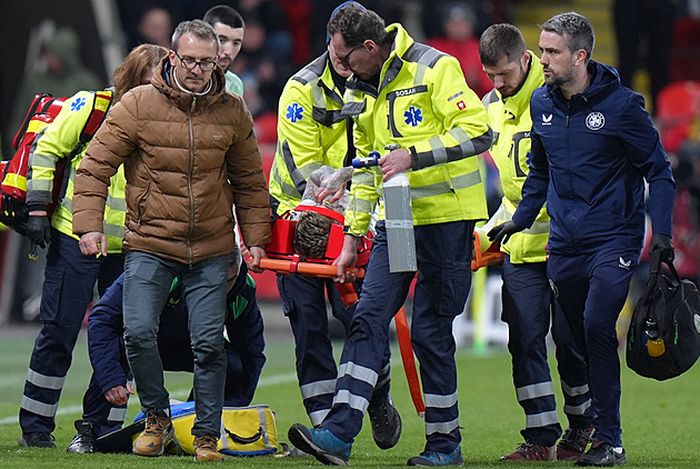 Přišel na penalty, pryč musel na nosítkách. Szmodics po střetu strávil noc v nemocnici Přišel na penalty, pryč musel na nosítkách. Szmodics po střetu strávil noc v nemocnici