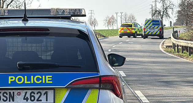 Střet se stromem na Kolínsku nepřežil jeden člověk. Řidiče transportoval vrtulník