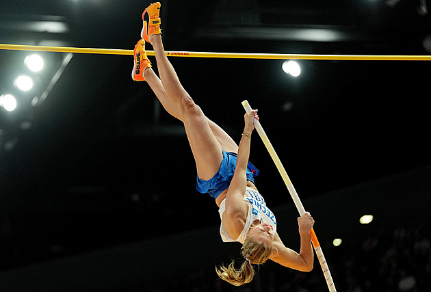 Amálka velká závody umí, říká trenérka Kudličková. Diskutovaly nad výběrem tyče