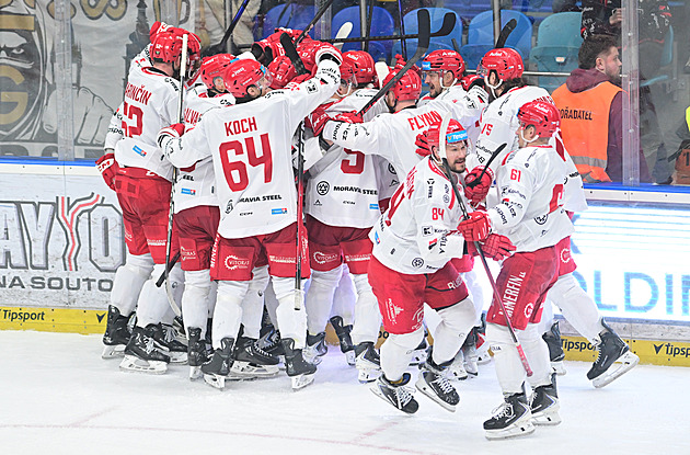 Druhý bod pro Třinec, Hradec zdolal po prodloužení. Venku opět zvítězily také Vary Druhý bod pro Třinec, Hradec zdolal po prodloužení. Venku opět zvítězily také Vary