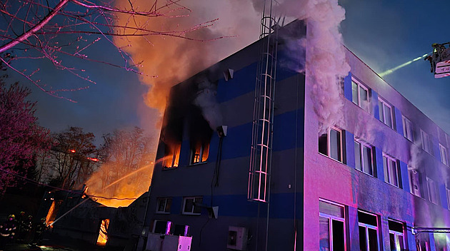 Soud rozhodne o vazbě tří podezřelých ze žhářského útoku v Pardubicích