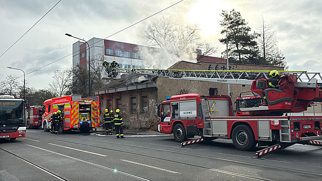 Požár střechy opuštěné budovy v Michli. Hasiči už mají oheň pod kontrolou Požár střechy opuštěné budovy v Michli. Hasiči už mají oheň pod kontrolou