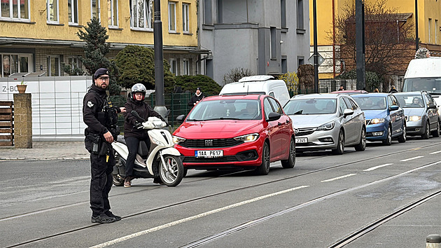 Požár střechy opuštěné budovy v Michli. Hasiči už mají oheň pod kontrolou