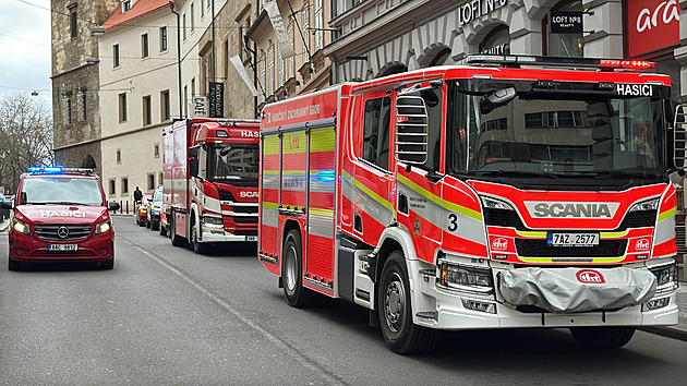 Opona v pražském divadle Komedie vzplála od reflektoru, evakuovali 465 lidí