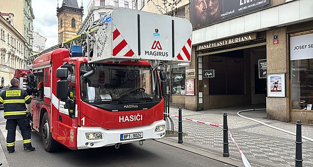 Opona v pražském divadle Komedie vzplála od reflektoru, evakuovali 465 lidí Opona v pražském divadle Komedie vzplála od reflektoru, evakuovali 465 lidí
