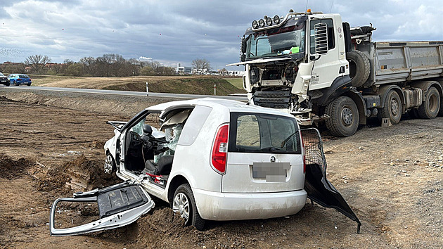 Po srážce náklaďáku s osobním autem na východě Prahy jeden z řidičů bojuje o život