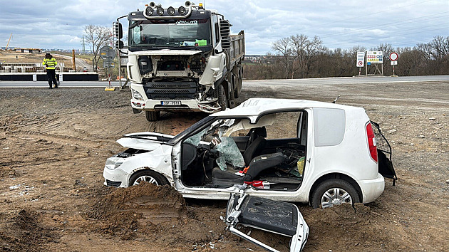 Po srážce náklaďáku s osobním autem na východě Prahy jeden z řidičů bojuje o život