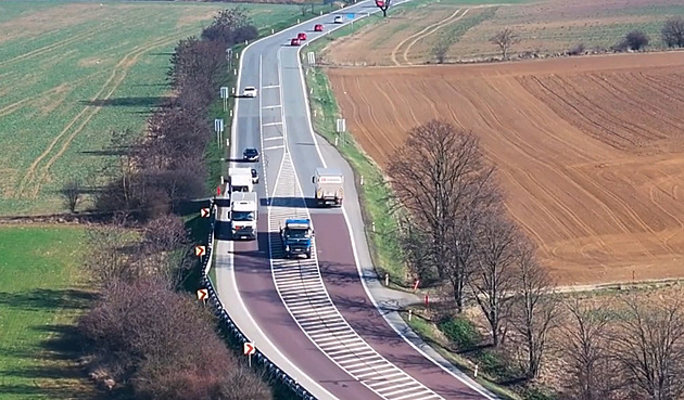 VIDEO: Čára přece není zeď, řekli si řidiči. Riskující motoristy nachytal policejní dron
