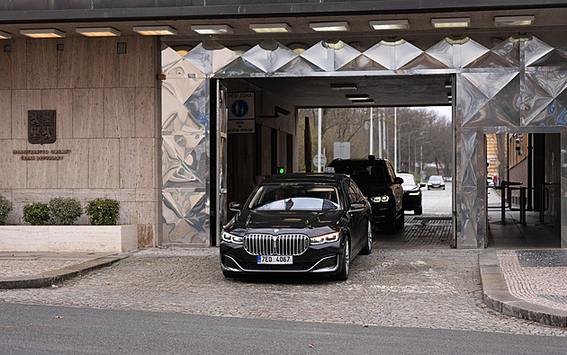 Babiš přes tři hodiny jednal na obraně se Zůnou. Řešili rozpočet i zakázky za Fialy
