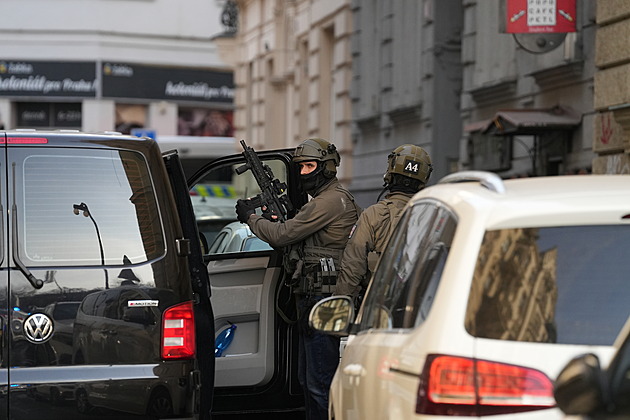 Policejní manévry v centru Prahy. Muž se zabarikádoval v bytě a nechtěl otevřít Policejní manévry v centru Prahy. Muž se zabarikádoval v bytě a nechtěl otevřít