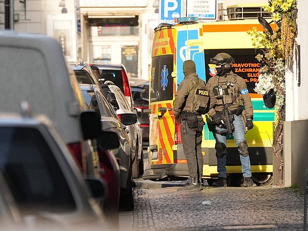 Policejní manévry v centru Prahy. Muž se zabarikádoval v bytě a nechtěl otevřít
