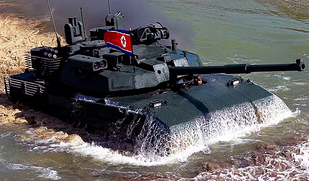 Kim dohlížel na útočné manévry s novými tanky, na jednom se i povozil