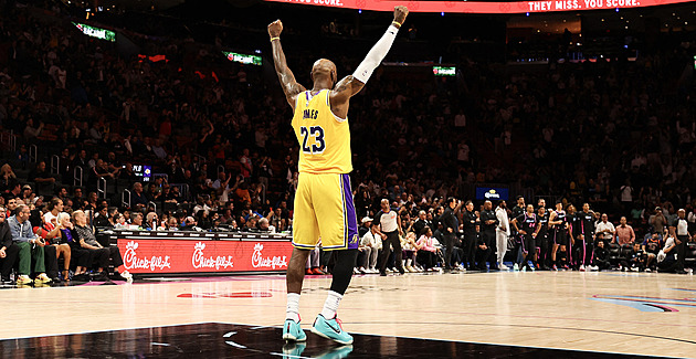 Dončič zazářil 60 body, James odehrál 1611. utkání v základní části a vyrovnal rekord