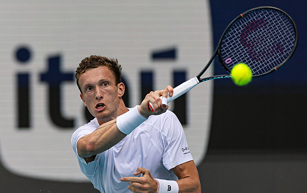 Lehečka musí na finále se Sinnerem čekat, program v Miami komplikuje déšť